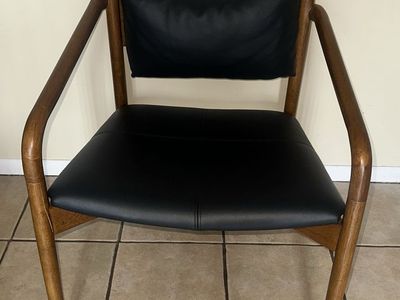 Mid-Century Modern Wood & Black Faux Leather Accent Chair - Sleek Design
