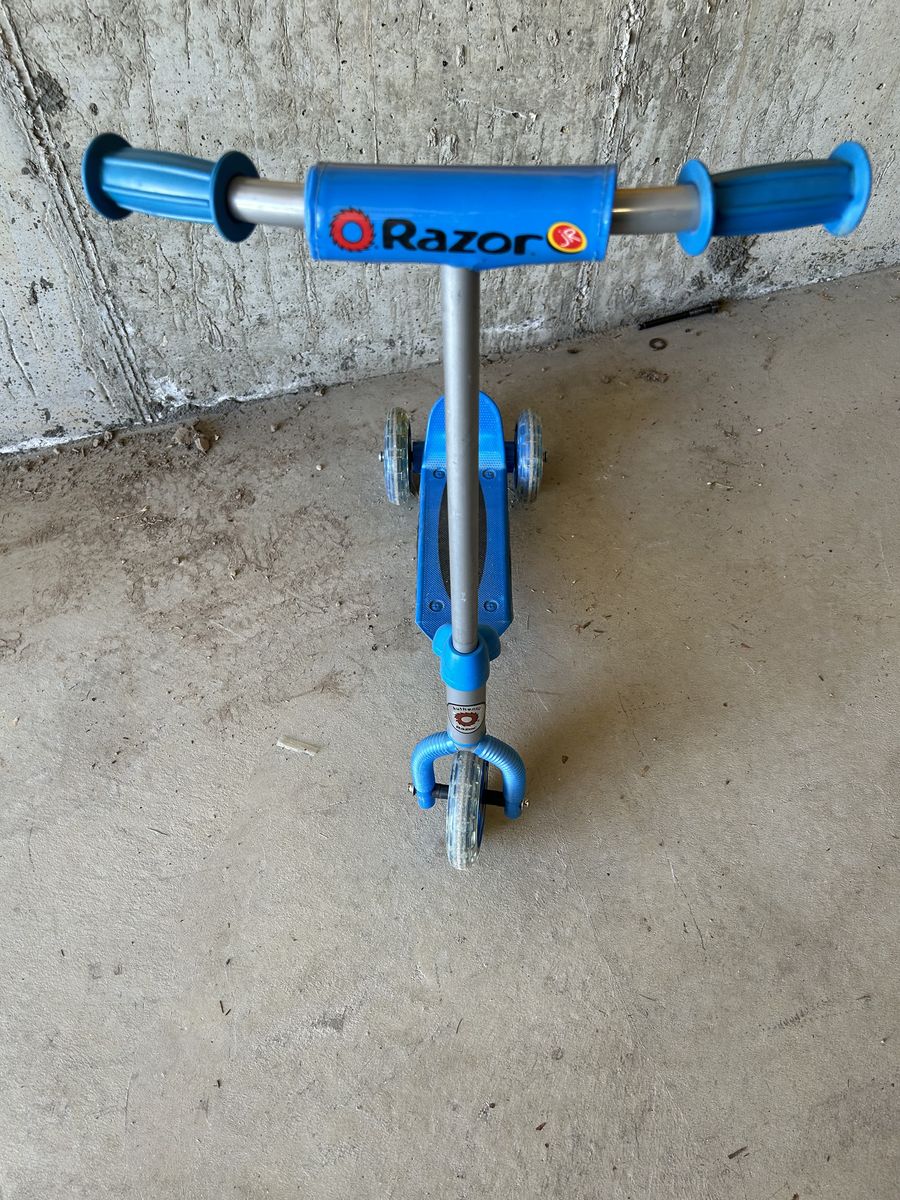Small three wheel razor scooter
