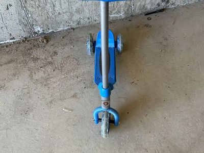 Small three wheel razor scooter