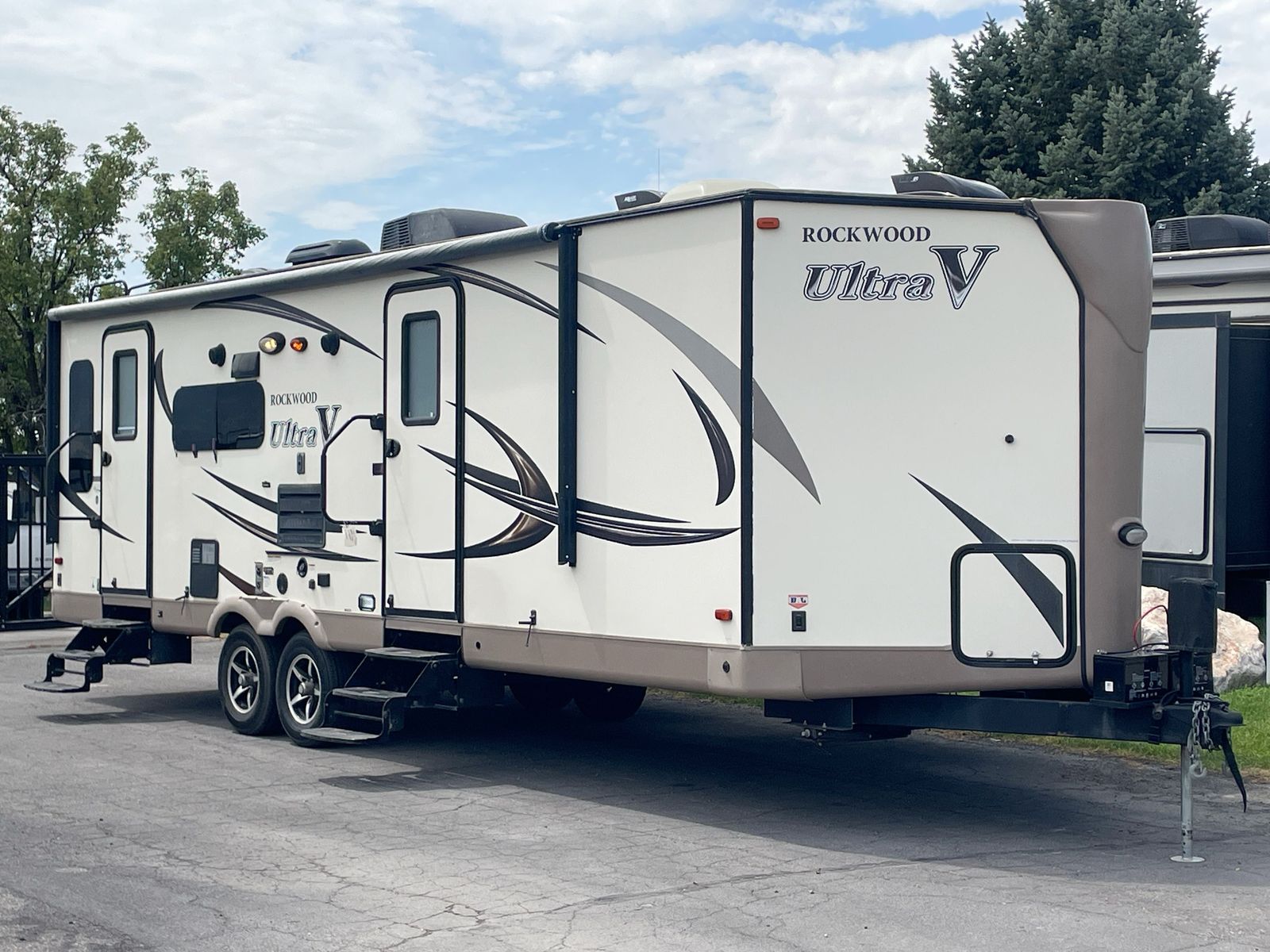 2017 FOREST RIVER ROCKWOOD ULTRA V 2715VS