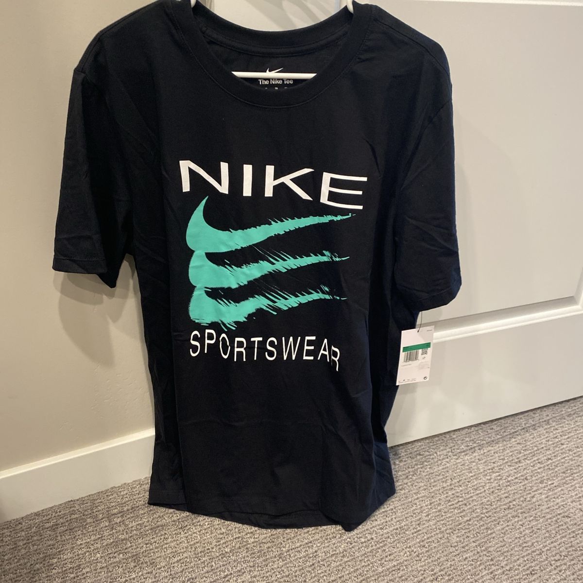 Men’s Nike Tee - XL - New with Tags - BACK TO SCHOOL