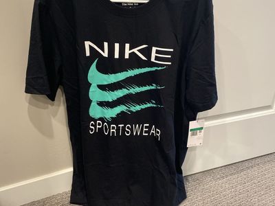 Men’s Nike Tee - XL - New with Tags - BACK TO SCHOOL