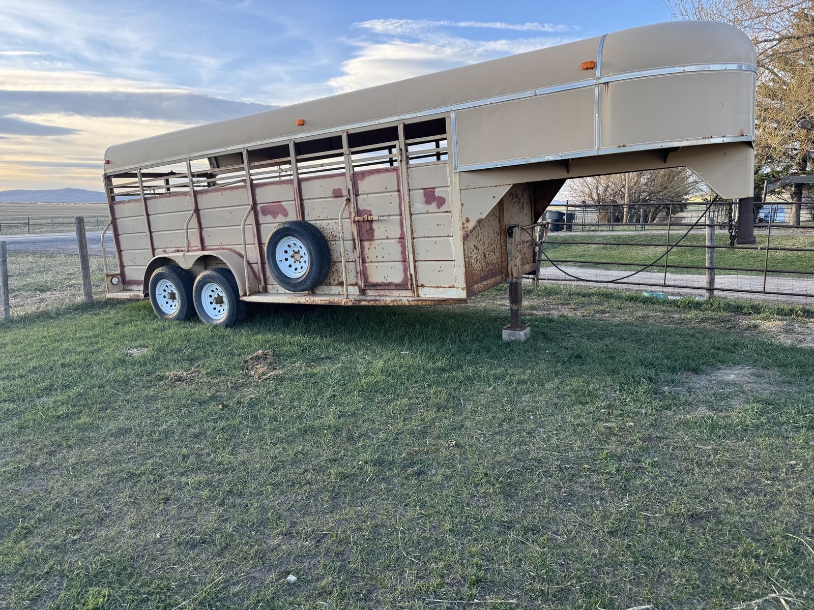 1982 W-W Stock Trailer