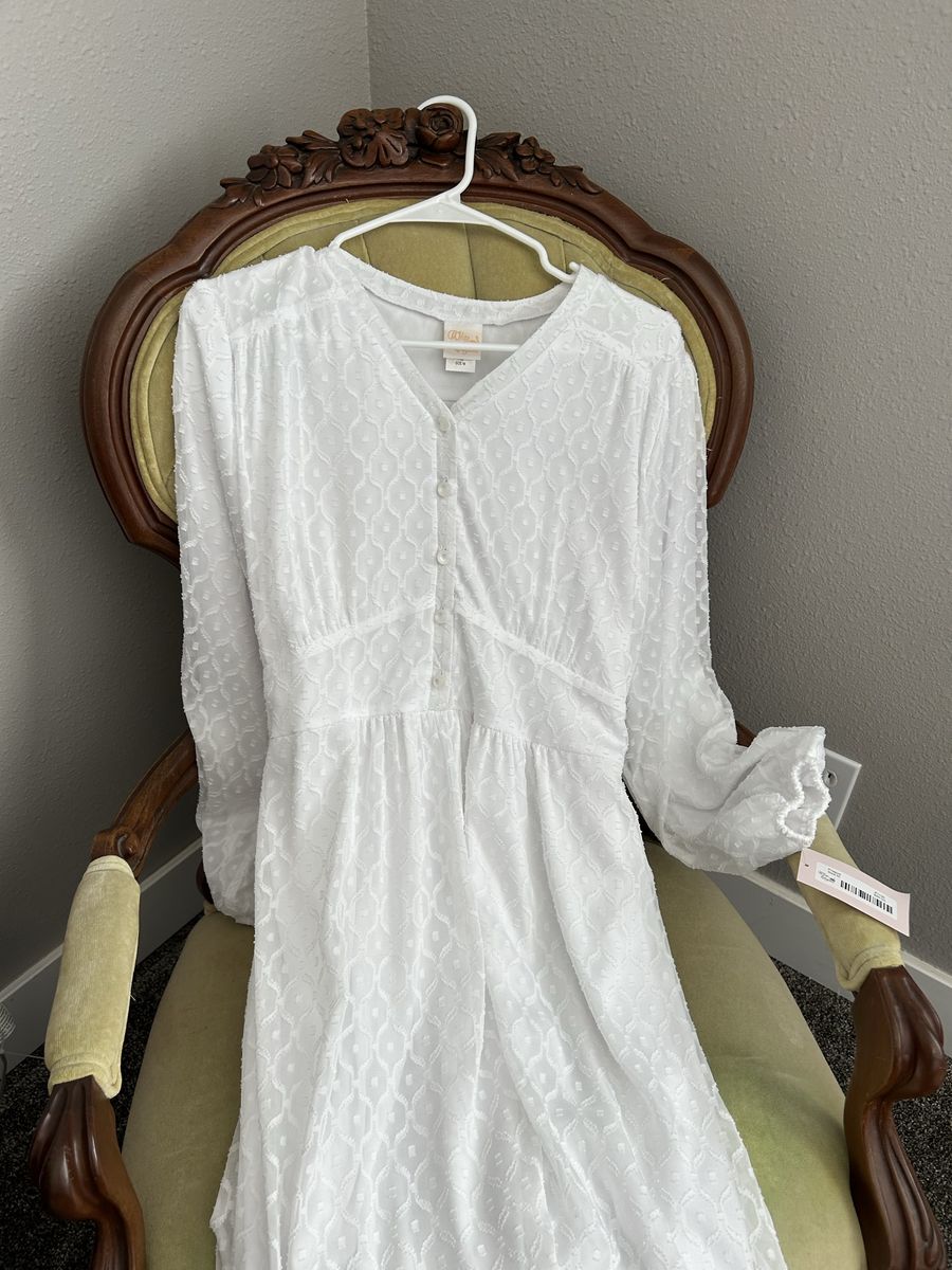 Never worn Temple RO&Elegance Prague White Textured V-Neck Dress Size M New with Tags