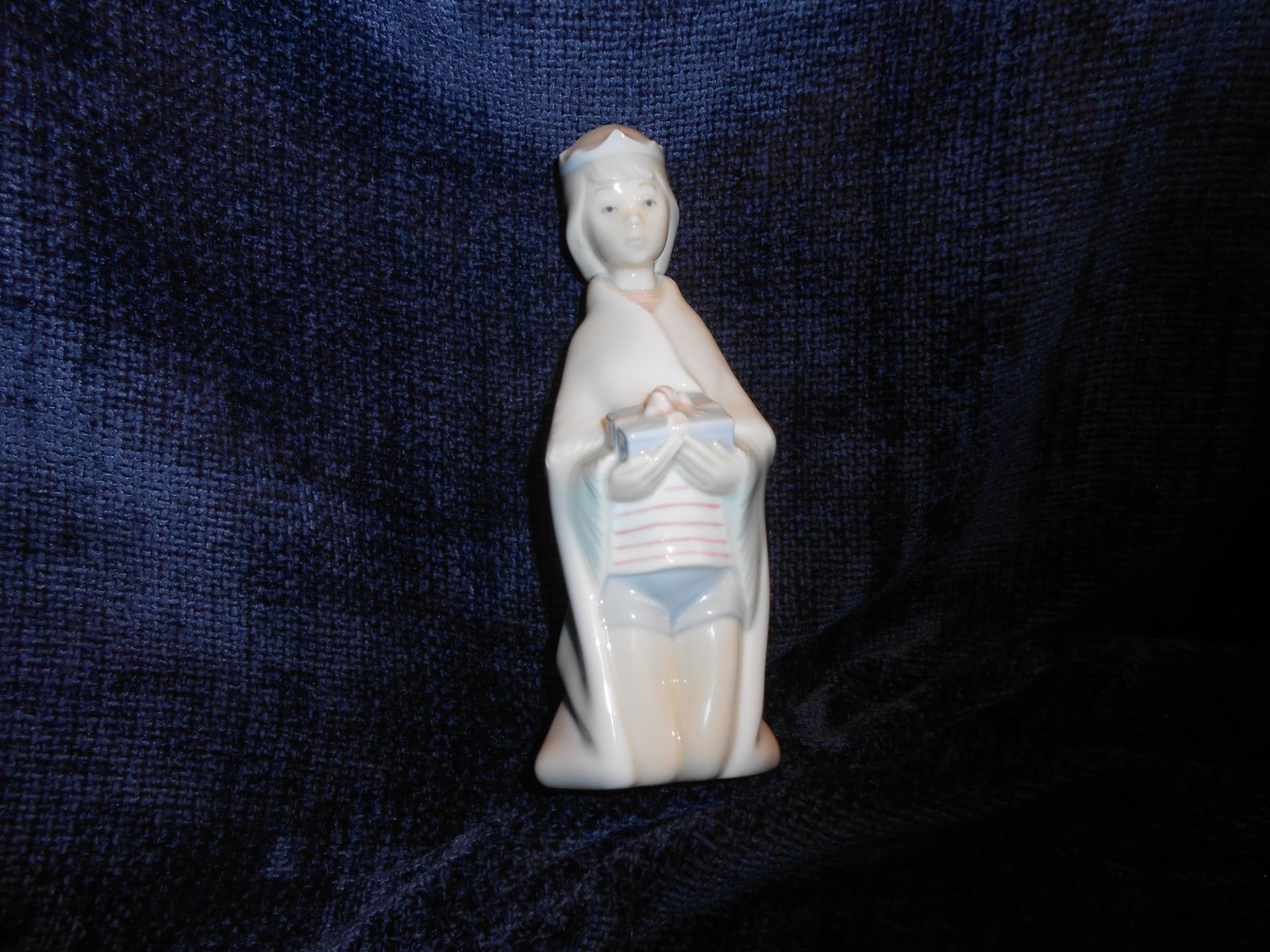 Lladro Nativity Girl Knelling Holding Gift Figurine