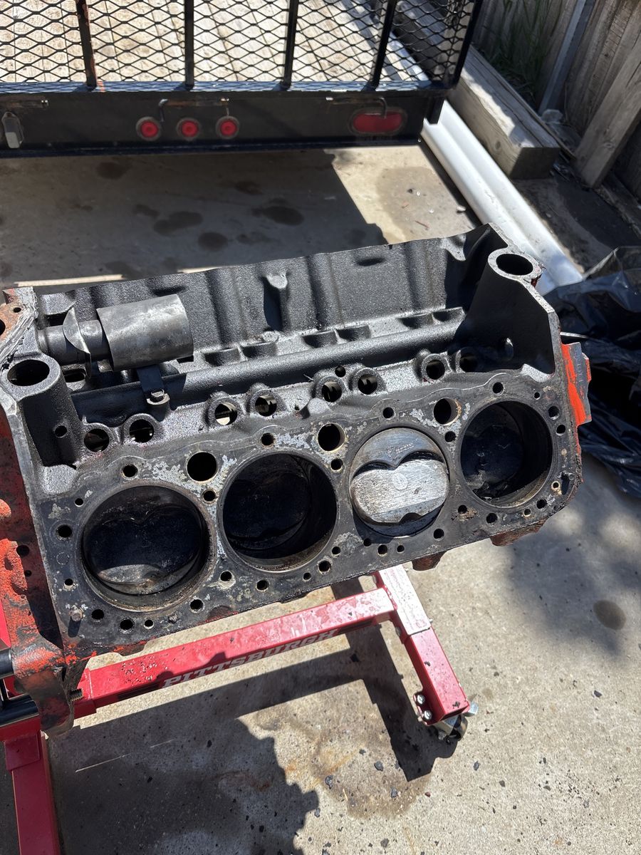 Small Block Chevy 283 with forged pistons