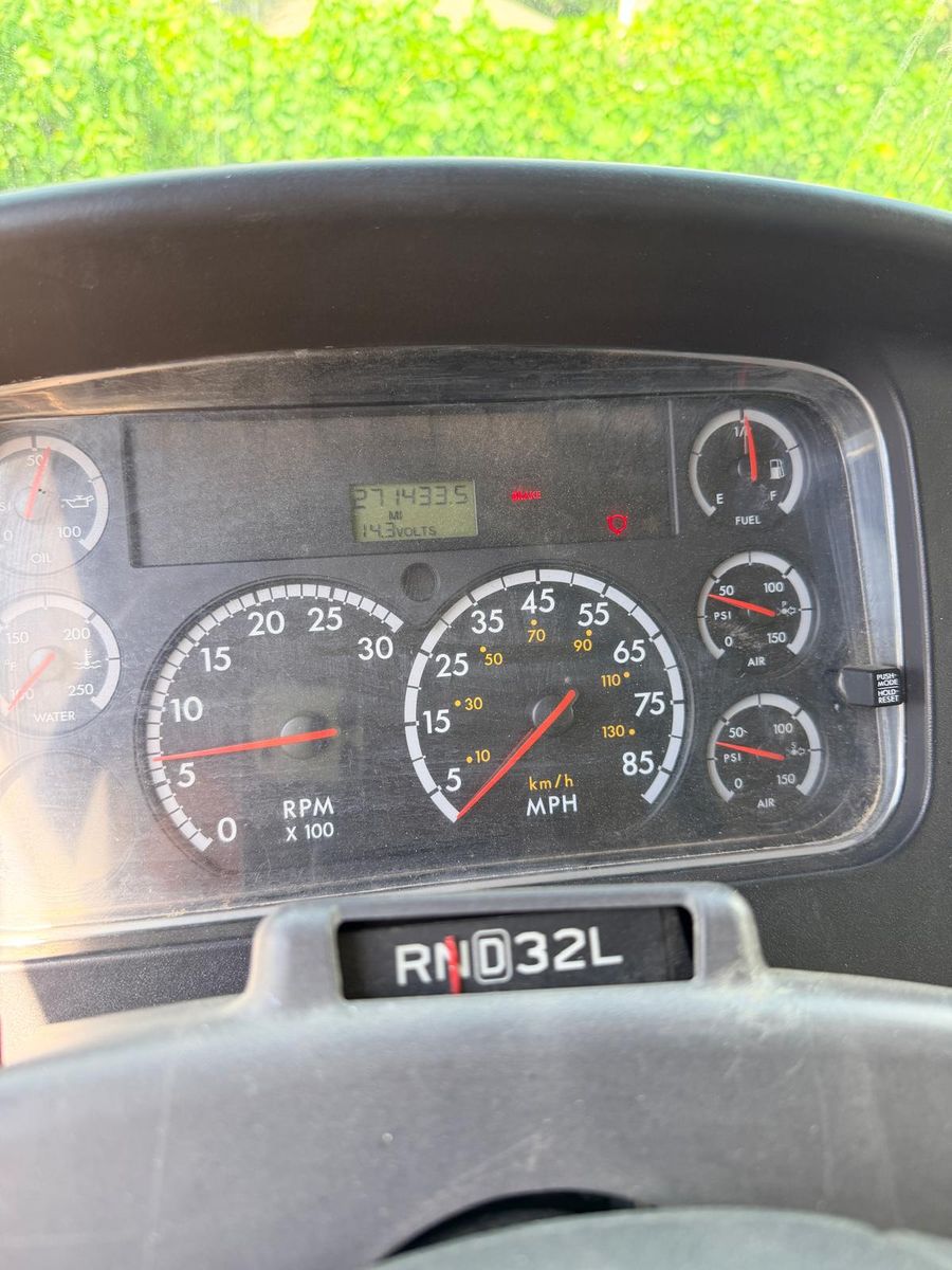 2005 Freightliner M2 106 