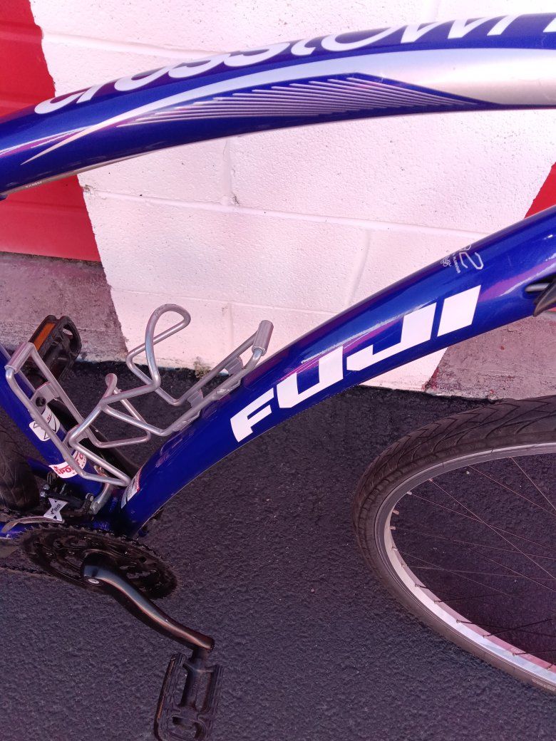 Fuji Crosstown 2.5 Medium Size Bicycle Like New!