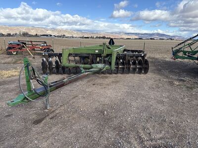 John deer 670 off set disc