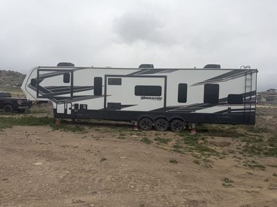 RV 2022 Grand Desi Momentum Toy Hauler
