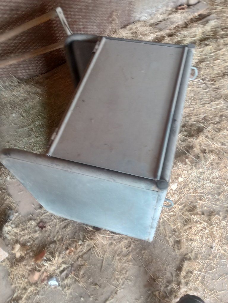 Metal hay feeder