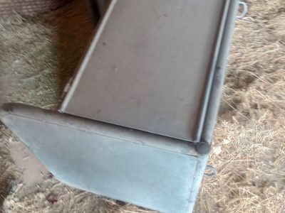 Metal hay feeder