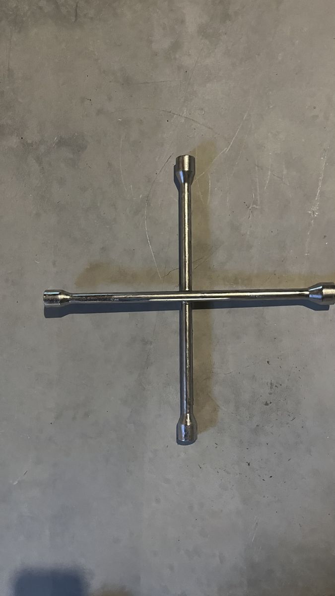 Lug star wrench