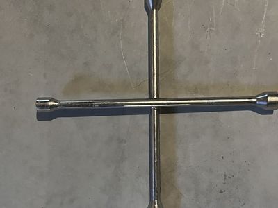 Lug star wrench