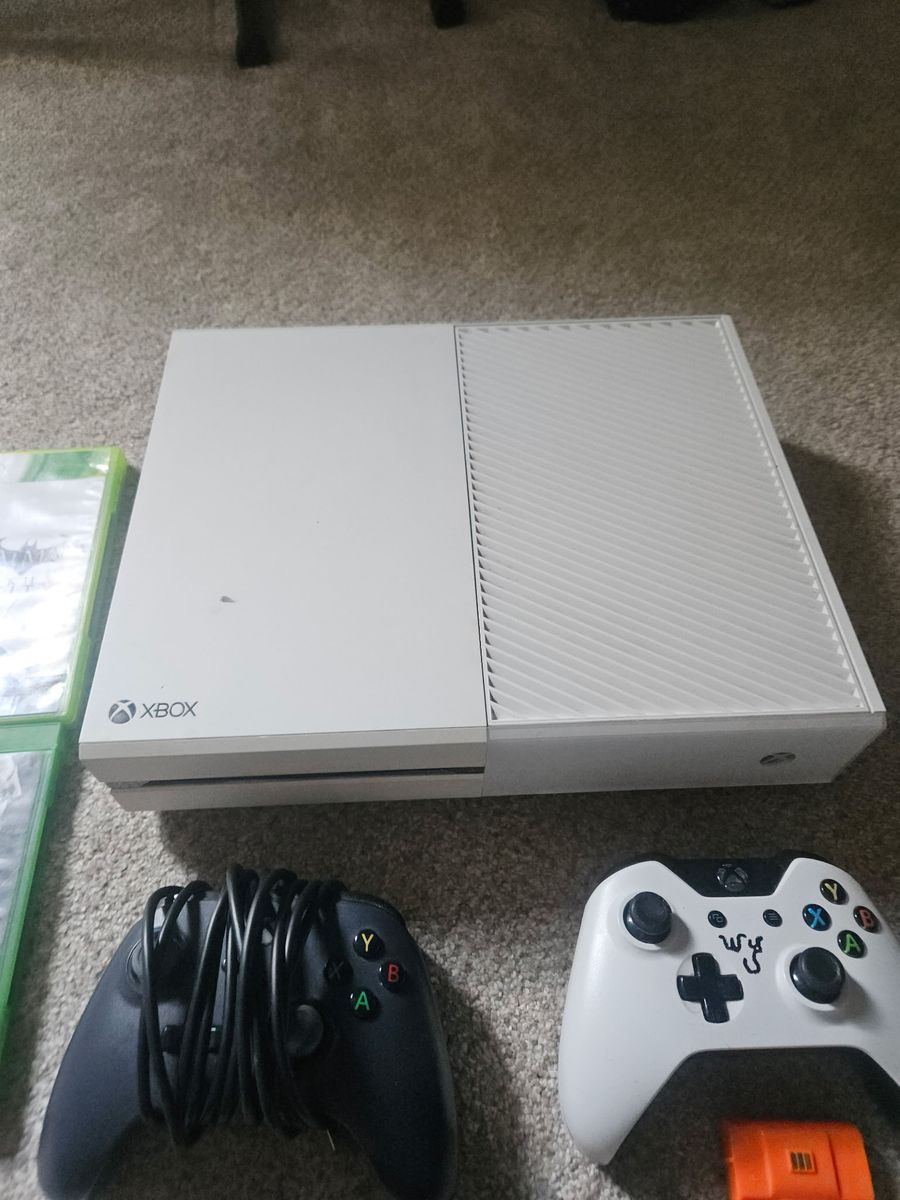 Xbox One Console White with 2 Controllers & 3 Games - Used Good Condition