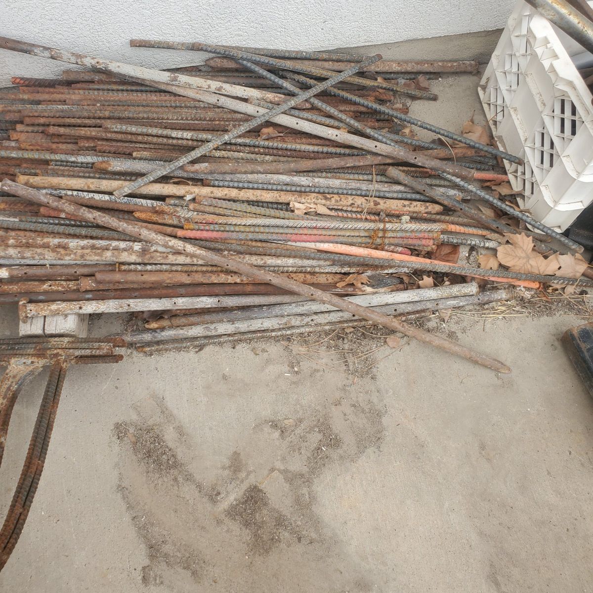 concrete  stakes and rebars stakes