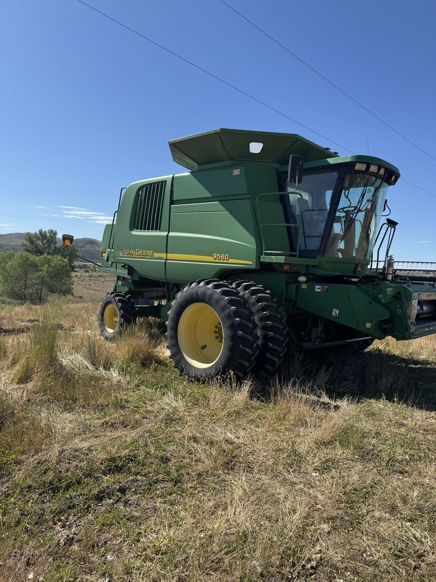 JOHN DEERE 9560 COMBINE