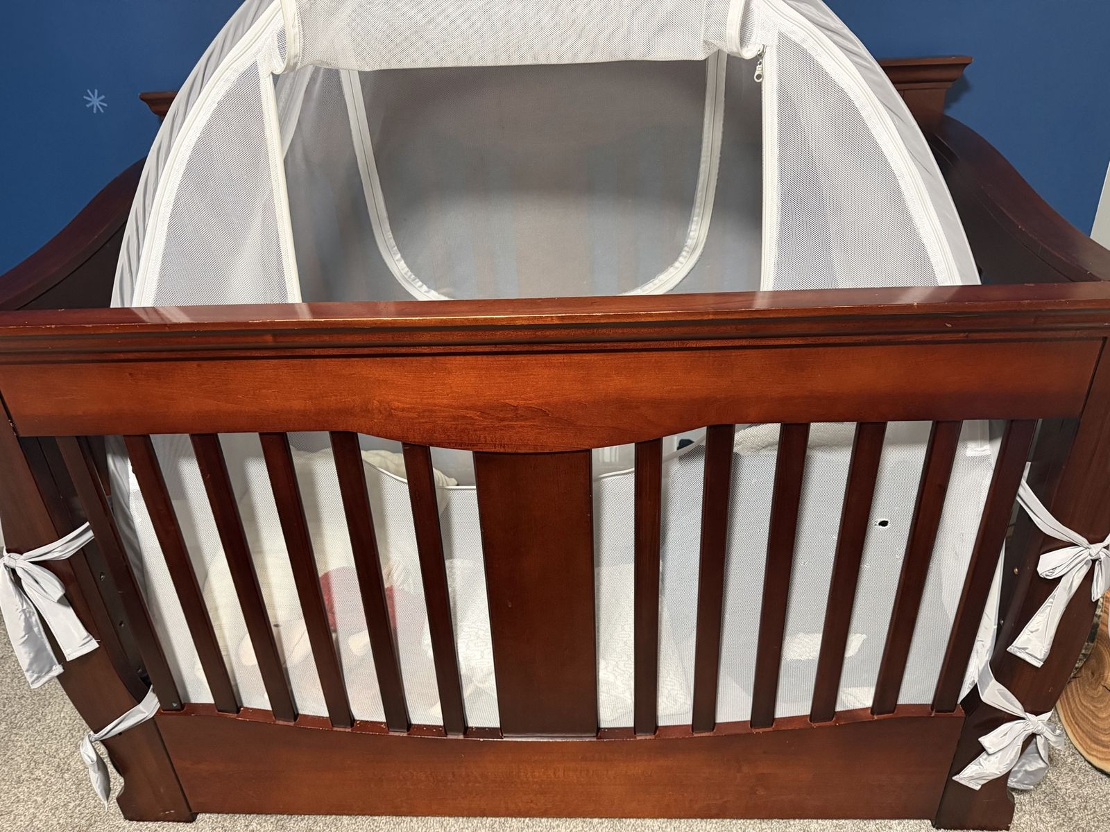 Wooden Baby Crib with Mesh Tent Canopy