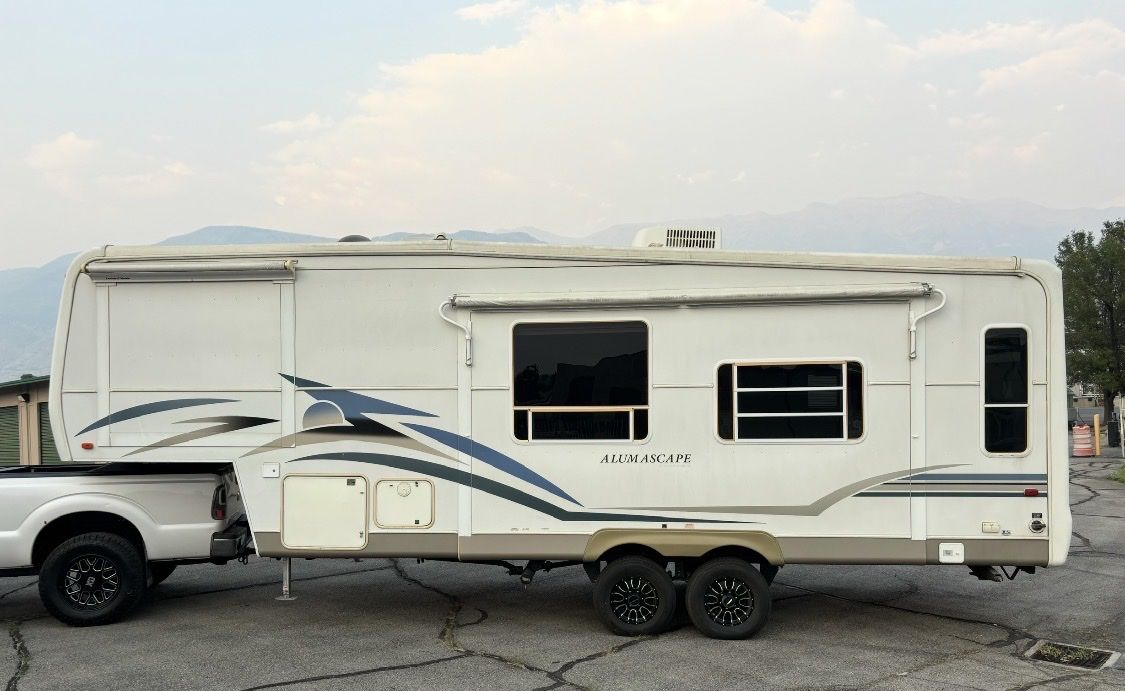 RV 28’ 5th Wheel Camp Trailer