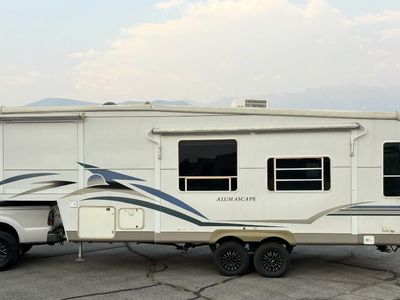 RV 28’ 5th Wheel Camp Trailer