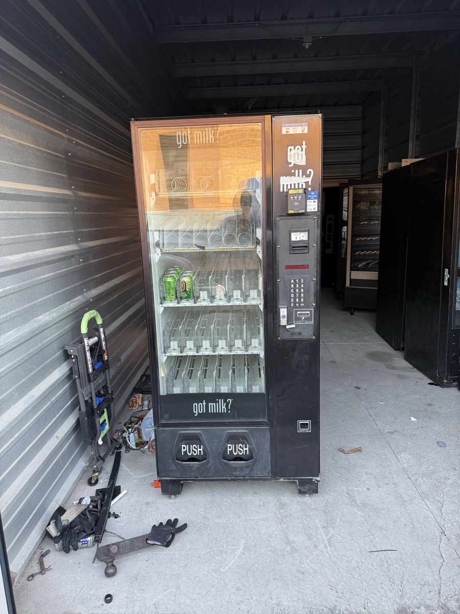 Commercial Glass Front Vending Machine - Multi-Snack & Beverage Dispenser