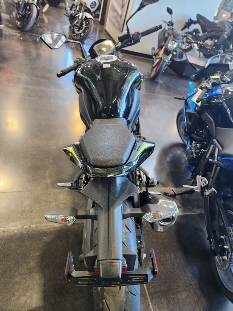 2024 Kawasaki Z900 ABS Metallic Spark Black/Metallic Matte Dark Gray