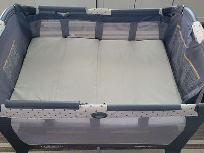 Graco Pack ‘n Play with Changing Table, Seat and Bassinet