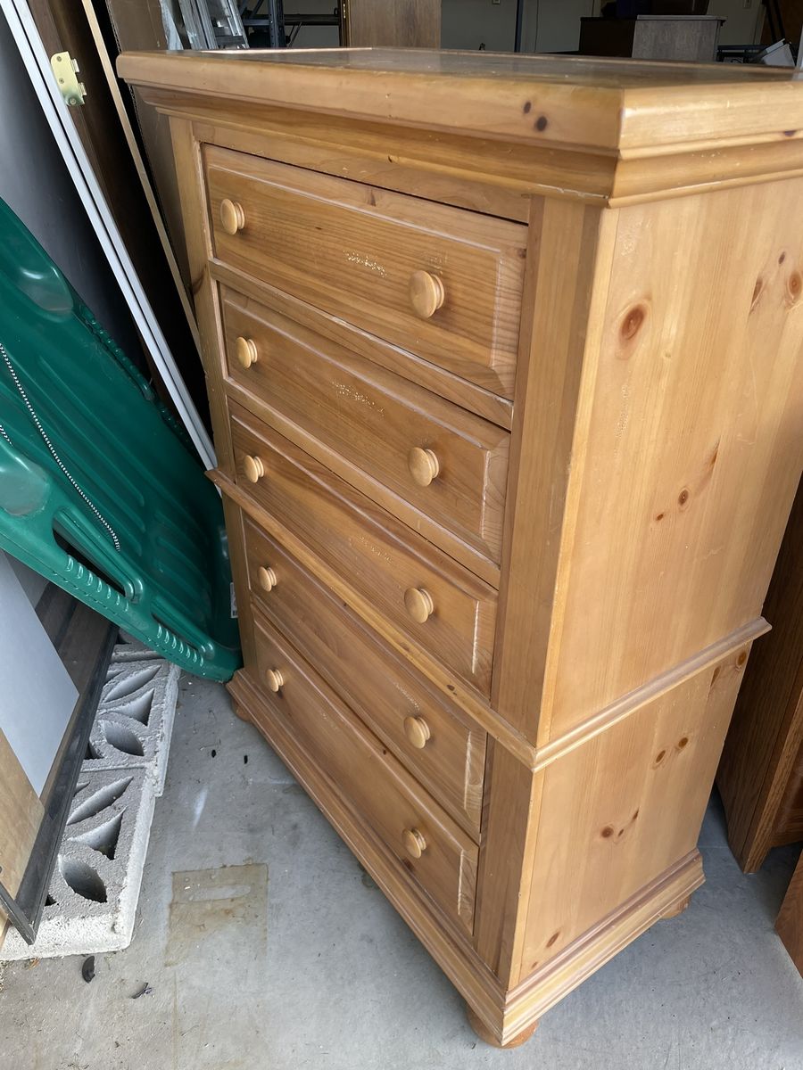 Cute Bassett 5-Drawer Tall Dresser/Chest of Drawers