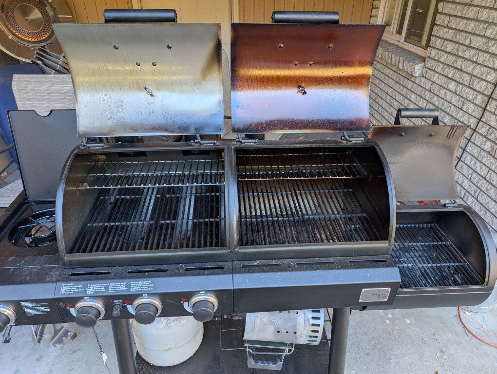 Chargrill dual fuel grill and smoker
