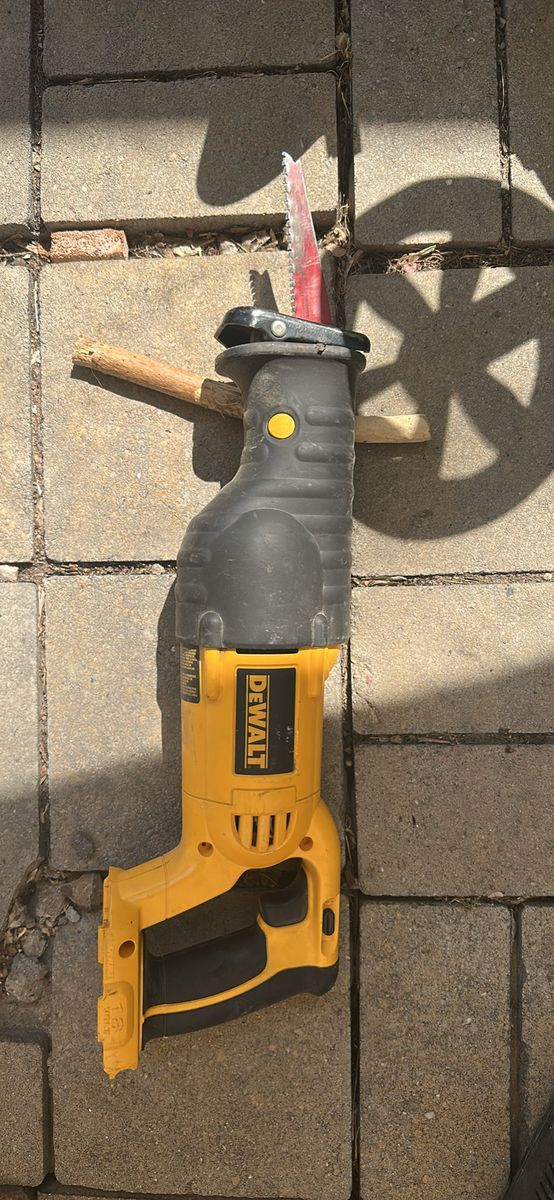 DEWALT 18V Cordless Power Tool Combo Lot: Reciprocating Saw, Drill/Driver & Charger