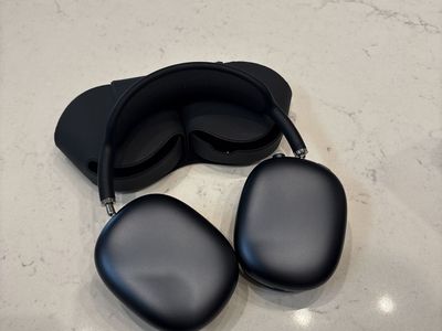 Apple AirPods Max Wireless Over-Ear Headphones - Space Gray with Case