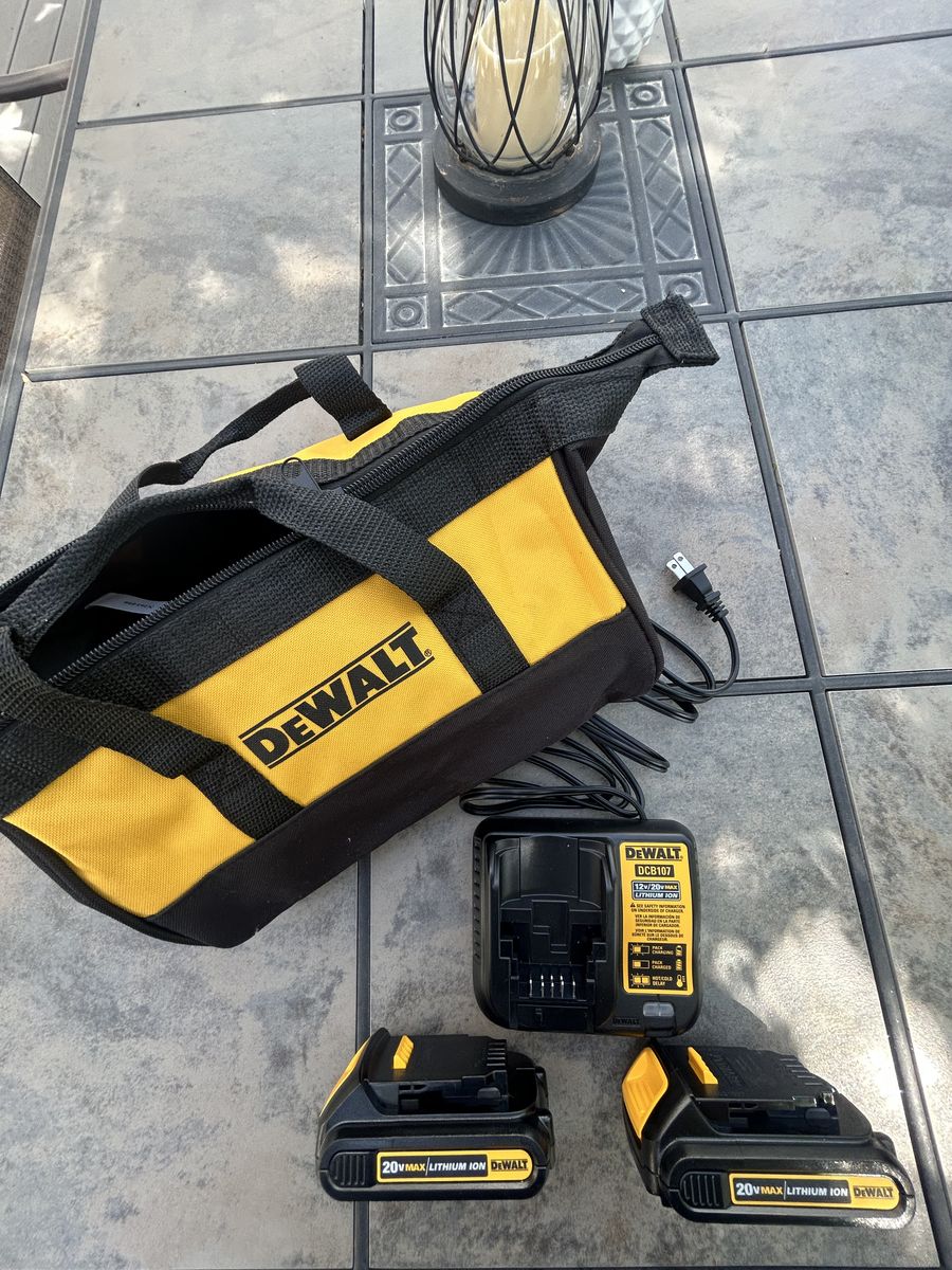 (2) GENUINE Dewalt 20V DCB201 Batteries 1.5Ah & (1) DCB107 Charger 20 Volt Set