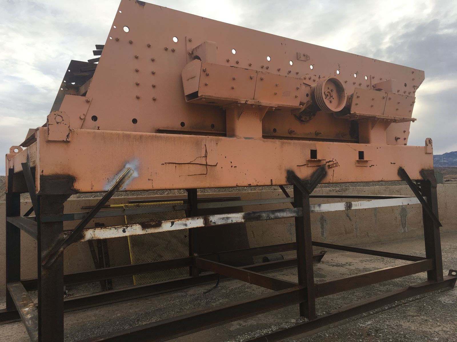Big Cedar Rapids 5x12 2 deck vibrating screen deck on skid