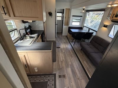 2006 Cedar Creek Silverback 31LBHBS Bunkhouse 5th Wheel – 2 Slides – Onan 6500