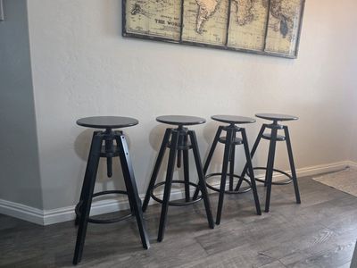 4 Dalfred Black Stools