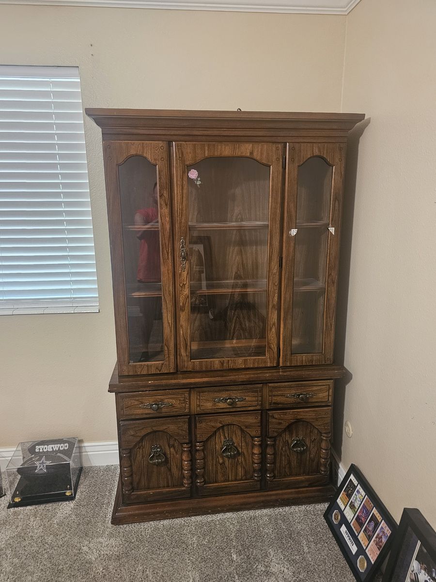 China Cabinet / Display Hutch – Great Condition