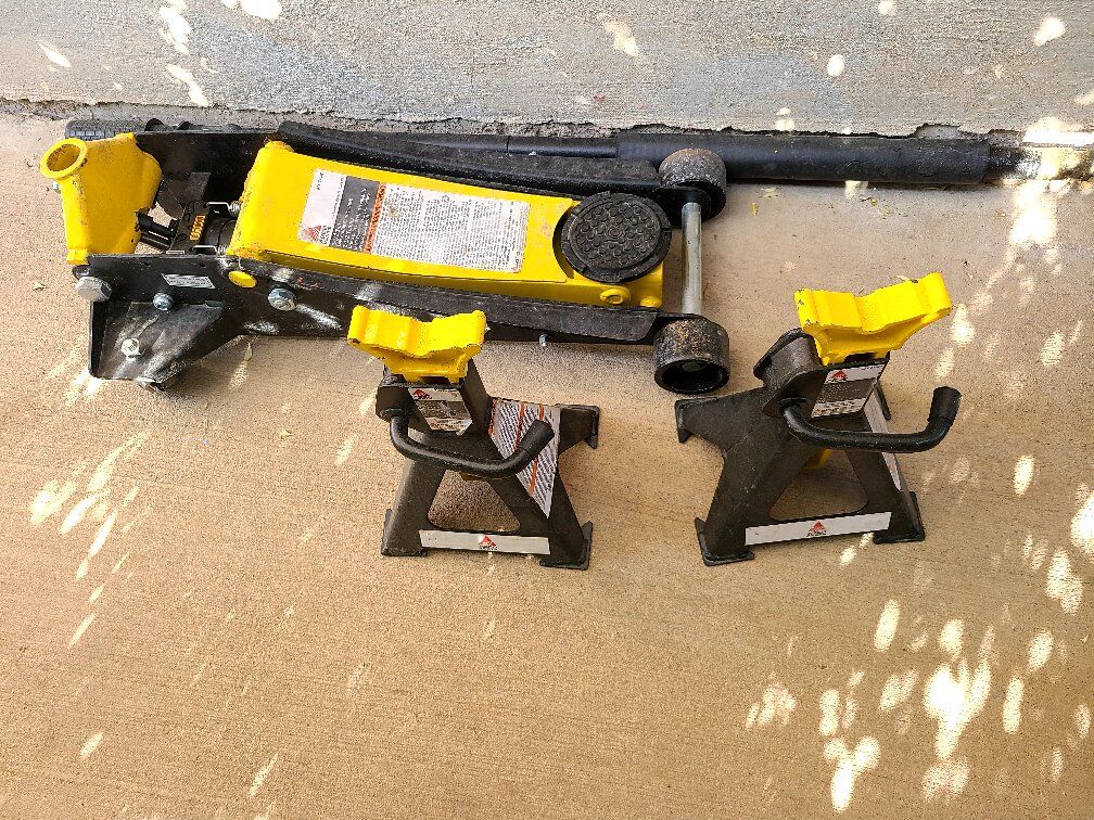 Agco G7088 Omegalift 2.5 ton jack & 2 stands &