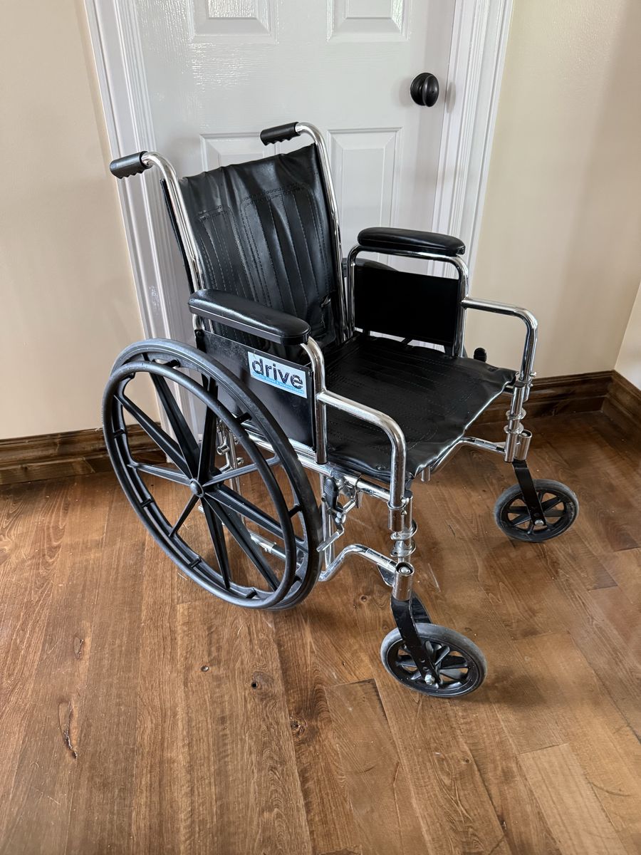 I drive push wheelchair folds up for storage no footrests