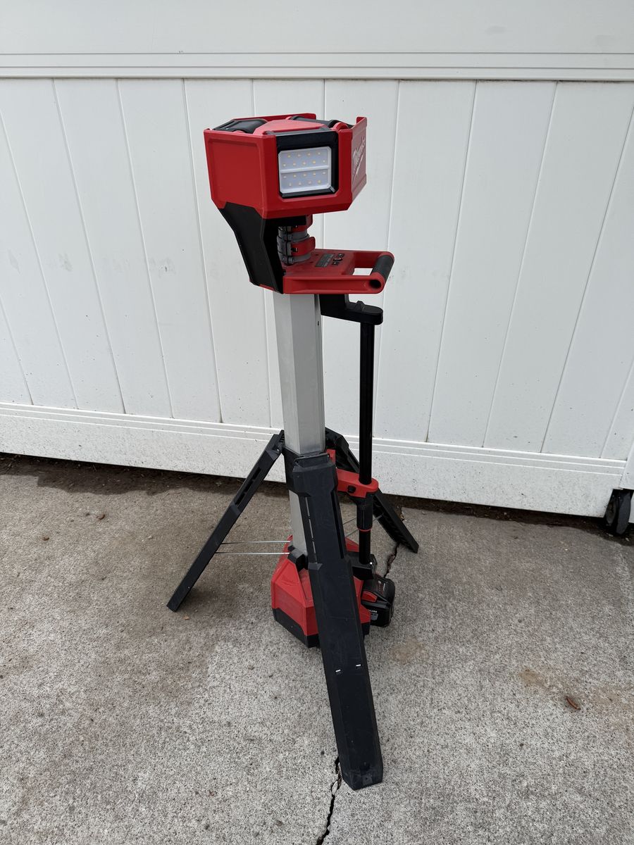 Milwaukee 18v rocket light