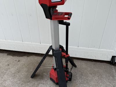 Milwaukee 18v rocket light