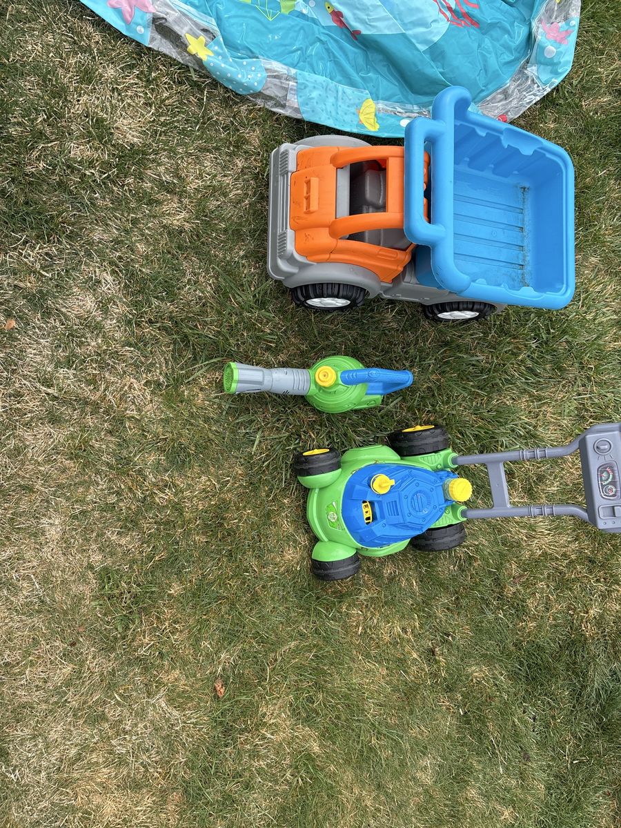 Sprinkler Playmat Dump Truck Bubble Blowers