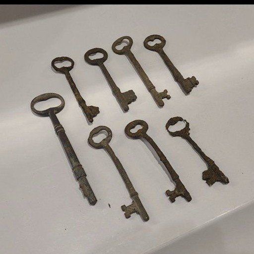 Vintage Rusty Skeleton Keys Lot of 8 - Antique Style Decor Crafts