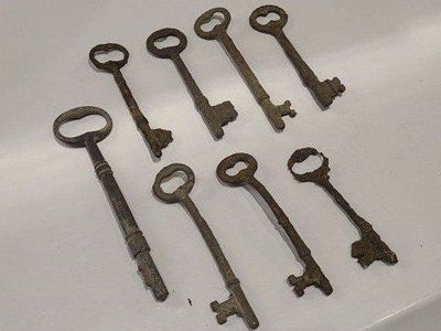 Vintage Rusty Skeleton Keys Lot of 8 - Antique Style Decor Crafts
