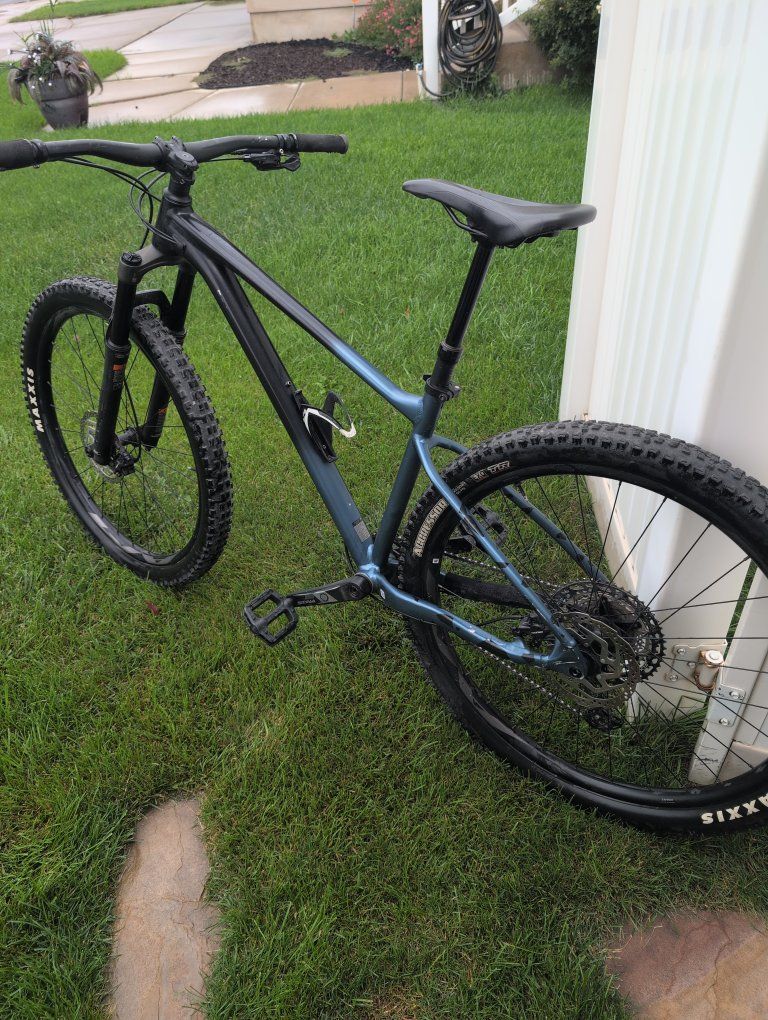 Giant Fathom Mountain Bike 12-Speed Hardtail Medium Trail Bike