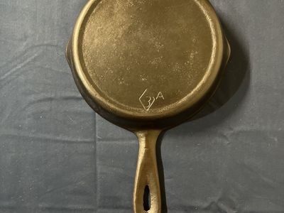 Chicago Hardware #3 cast iron skillet