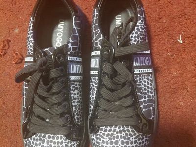 UMYOGO Men's Casual Sneakers Black and White Print Size 9