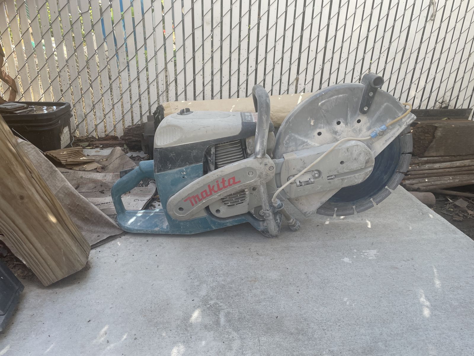 Concrete cutting saw/. Makita
