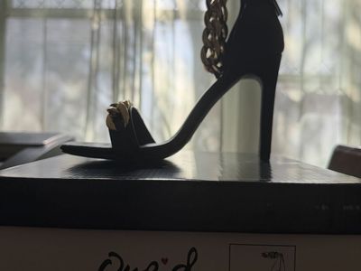 Qupid Highlight 49 Black Gold Chain Heels Womens Size 8 Brand New