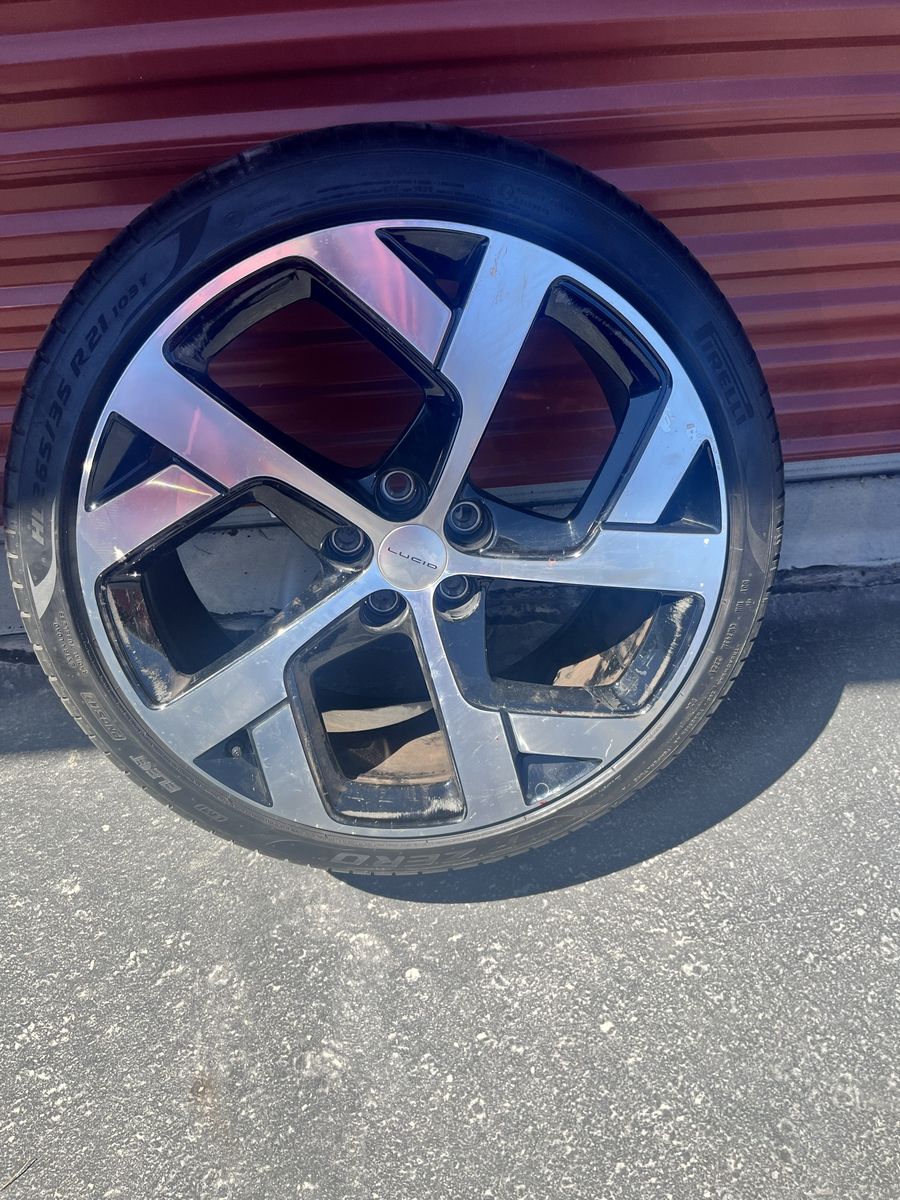 Pirelli 265/35 R 21 Tire mounted on Lucid Wheel