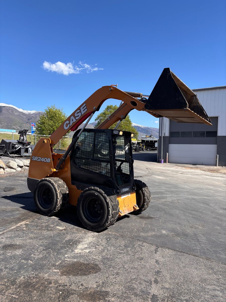 2022 CASE SR240B